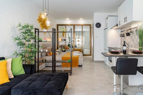 Bonito estudio carihuela con terraza, Wifi, playa a 150 metros