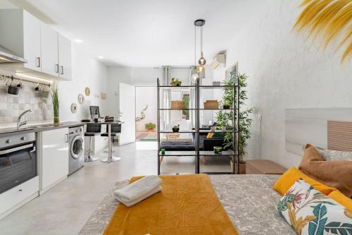 Bonito estudio carihuela con terraza, Wifi, playa a 150 metros