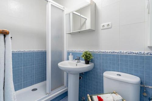 Bonito estudio carihuela con terraza, Wifi, playa a 150 metros