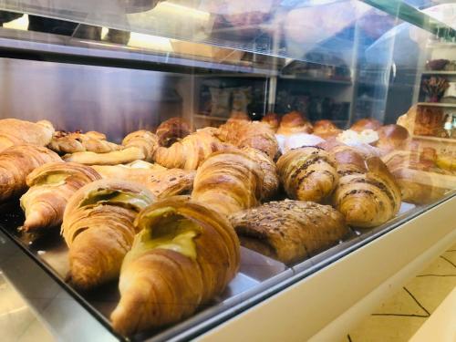 una vetrina piena di prodotti da forno in un panificio di Suites Elifani a Trani