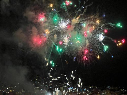 uno spettacolo di fuochi d'artificio notturno con fuochi d'artificio nel cielo di Casa Vacacional Bevi - Tenerife Norte a Los Realejos