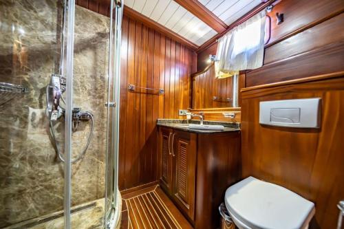 ボドルム・シティにあるSeara Yachtingのシャワー、トイレ、洗面台を備えたバスルーム