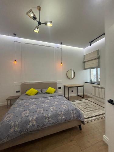 1 dormitorio con 1 cama y ventilador de techo en ЖК Новый Степной en Karagandá
