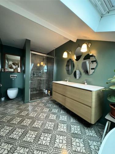 une salle de bain avec une baignoire, un lavabo et une douche dans l'établissement Charming family home to rent for holidays & only 10 mins to Paris, à Colombes