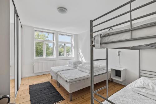 a bedroom with two bunk beds and a television at Feriehus med havudsigt in Hasle