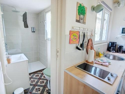 y baño pequeño con lavabo y ducha. en Les Glycines Oloron, en Oloron-Sainte-Marie