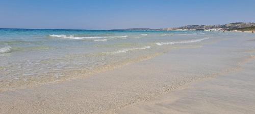 una playa con el océano y la costa en Il MELOGRANO, en Sannicola