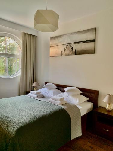 - une chambre avec un lit et 2 oreillers dans l'établissement REMAR - Apartamentai prie Necko Ežero, à Augustów
