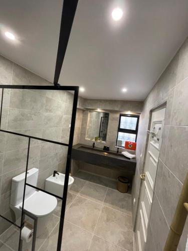 ein Badezimmer mit einem Waschbecken, einem WC und einem Spiegel in der Unterkunft AD house on Carvoeiro in Carvoeiro