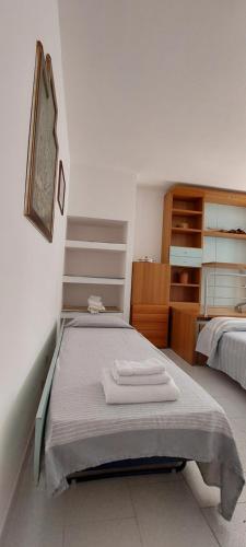 Un pat sau paturi într-o cameră la Da Rox (Casa Vacanza) centro Porto Torres