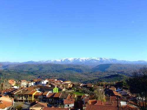 a view of a town with mountains in the background at Casas rurales Caño Chico y La Fuente in Villanueva del Conde