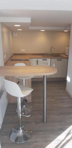 une cuisine vide avec une table et un évier dans l'établissement Meublé 2P 40 m2 dans villa avec piscine à Vallauris, 4 km de la mer, à Vallauris