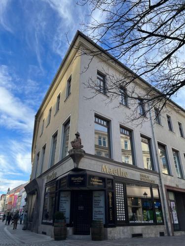a building on a street with a kabbage store at City Vibe Zentrum Zwickau in Zwickau