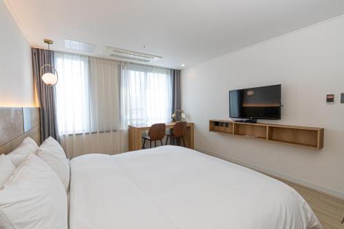TV a/nebo společenská místnost v ubytování Hotel The Grang Jungmun