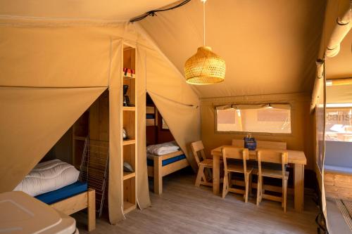 namiot ze stołem i jadalnią w obiekcie Safaritent de Windroos w mieście Kamperland