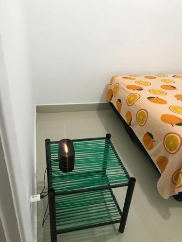里約熱內盧的住宿－Lima，卧室配有床边的椅子