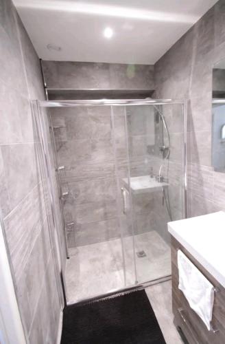 une salle de bain avec douche et lavabo dans l'établissement 1- appartement duplex 44 m2, à Mantes-la-Jolie