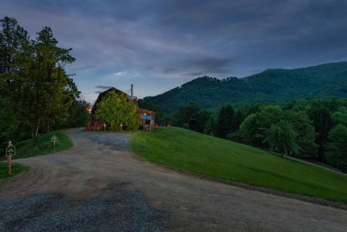 Gambar di galeri bagi Engadine Inn and Cabins di Candler
