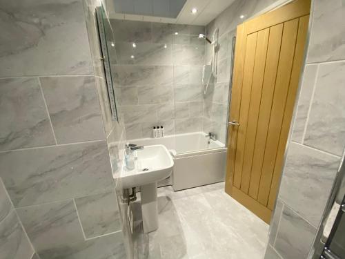 bagno con lavandino, vasca e doccia di Spacious 2 Bed Private Apartment with sofabed in the Centre of Low Fell, Gateshead! a Ravensworth