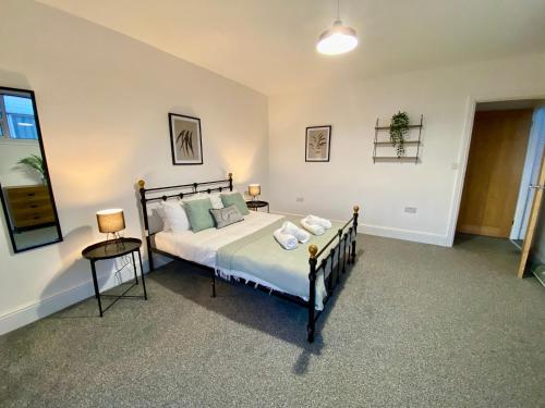 RavensworthにあるSpacious 2 Bed with sofabed in the Centre of Low Fell, Gateshead!のベッドルーム1室(ベッド1台、テーブル、窓付)