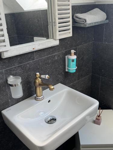 a white sink in a bathroom with a mirror at Casa Di Monaco in Glees