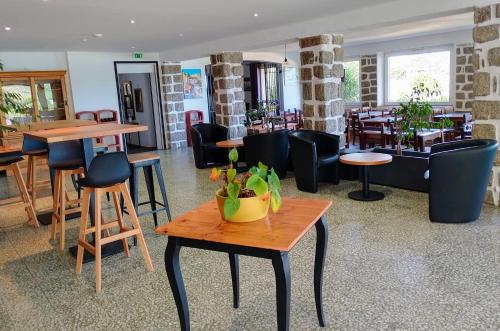 - un restaurant avec des tables, des chaises et une table dans l'établissement Hôtel du Golfe, à Bonifacio