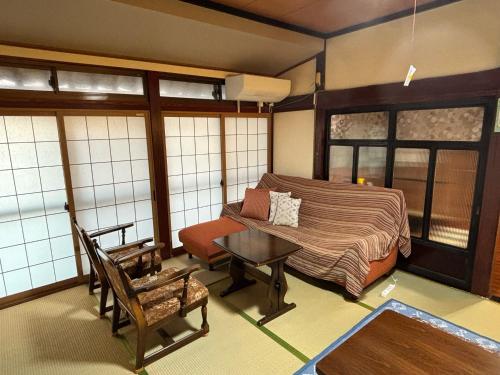 um quarto com uma cama, uma mesa e cadeiras em Hakuigun - House - Vacation STAY 14920 