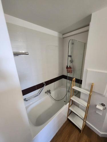 une salle de bain avec baignoire et douche en verre dans l'établissement Appartement vue mer, à Cannes