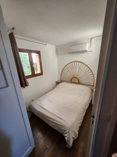 une petite chambre avec un lit et une fenêtre dans l'établissement Appartement vue mer, à Cannes