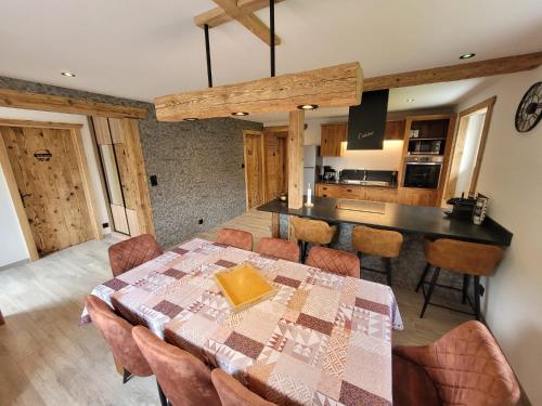 une cuisine et une salle à manger avec une table et des chaises dans l'établissement A l'air de Storck - Gîte de montagne 4 étoiles 6-8 personnes, à Storckensohn