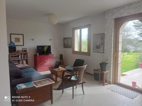 un salon avec un canapé bleu et une fenêtre dans l'établissement Maison Crach Auray, à Crach