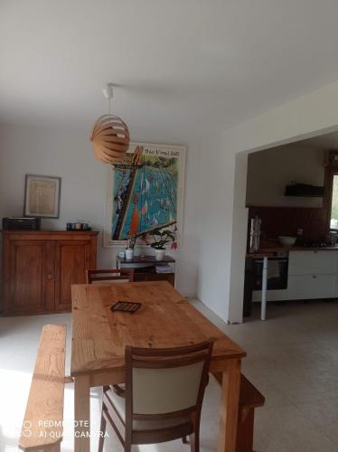 une salle à manger avec une table et des chaises en bois dans l'établissement Maison Crach Auray, à Crach