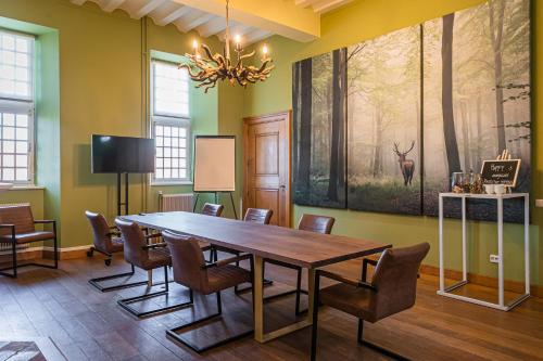 a dining room with a table and chairs at Boetiekhotel op de Platz in Limbricht