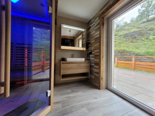 une salle de bain avec un lavabo et un miroir dans l'établissement A l'air de Storck - Gîte de montagne 4 étoiles 6-8 personnes, à Storckensohn