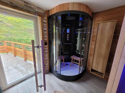 - une porte tournante dans une chambre avec fenêtre dans l'établissement A l'air de Storck - Gîte de montagne 4 étoiles 6-8 personnes, à Storckensohn