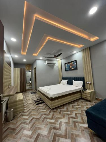 Hotel dwarka palace في Darbhanga: غرفة نوم بسرير كبير في غرفة