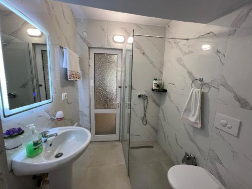 Ένα μπάνιο στο Skerdi’s Apartment - City Center