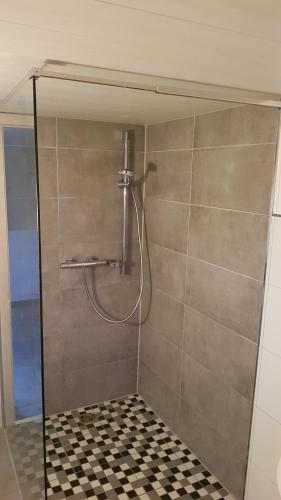 um chuveiro com uma porta de vidro na casa de banho em Monteurunterkunft Drescher em Bad Arolsen