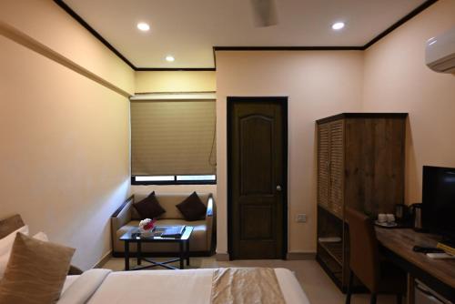 Televisyen dan/atau pusat hiburan di Little Chef Hotel
