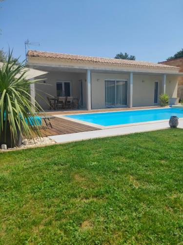 une vue d'une maison avec piscine dans l'établissement Villa Josiol Mirabel aux Baronnies, à Mirabel-aux-Baronnies
