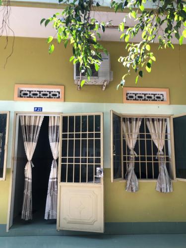 - un bâtiment avec deux fenêtres et une porte dans l'établissement Nhà nghỉ Mỹ Hà, à Thôn Khánh Cam
