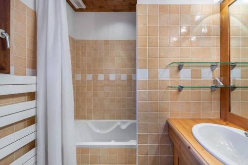 uma casa de banho com um lavatório e um chuveiro em 200m ski slopes - Chalet Manora - Courchevel La Tania em Courchevel