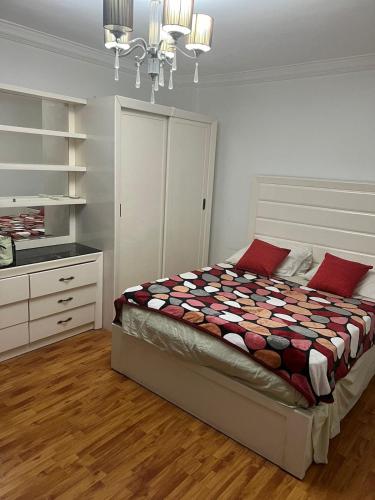 ein Schlafzimmer mit einem großen Bett in einem Zimmer in der Unterkunft اقامتك فى مدينتى in Madinaty