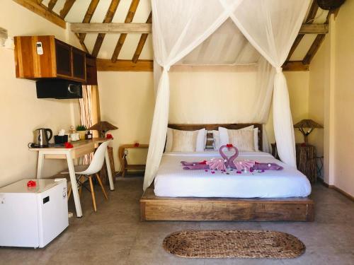 una camera da letto con un letto con un polpo sopra di Meno Dream Resort a Gili Meno