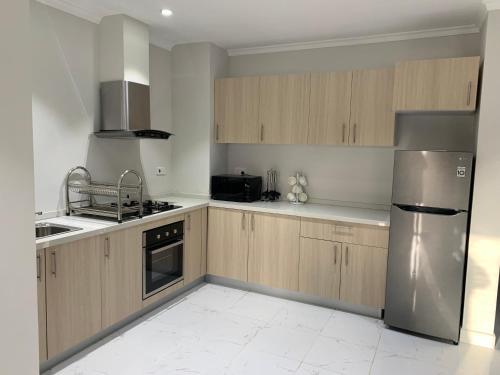 Η κουζίνα ή μικρή κουζίνα στο Blue Ocean Apartments (Brufut)