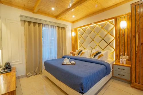 Giường trong phòng chung tại PerfectStayz Paradise