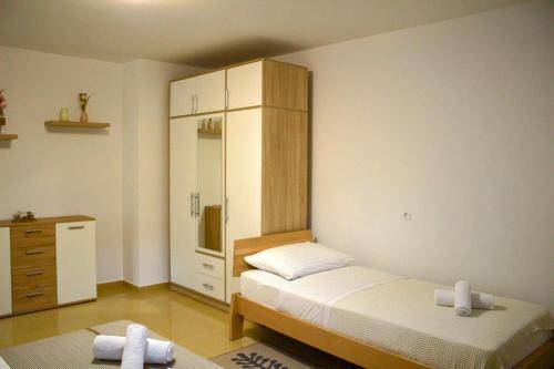 1 dormitorio pequeño con 1 cama y armario en Apartment Danijela, en Zadar