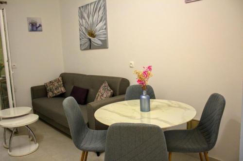 un soggiorno con divano e tavolo di Apartment Danijela a Zara (Zadar)