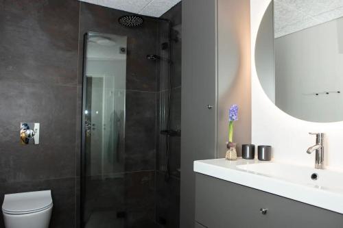 Ένα μπάνιο στο CONRADSBREKKA Luxury Apartment in Central Tórshavn