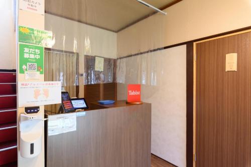 Cubierta de oficina con escritorio y puerta en OYO Ryokan Hamanako no Yado Kosai - Vacation STAY 38823v, en Kosai